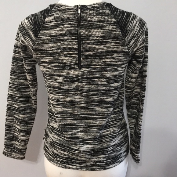 Banana Republic • Black & white scoop neck sweater - Picture 4 of 8